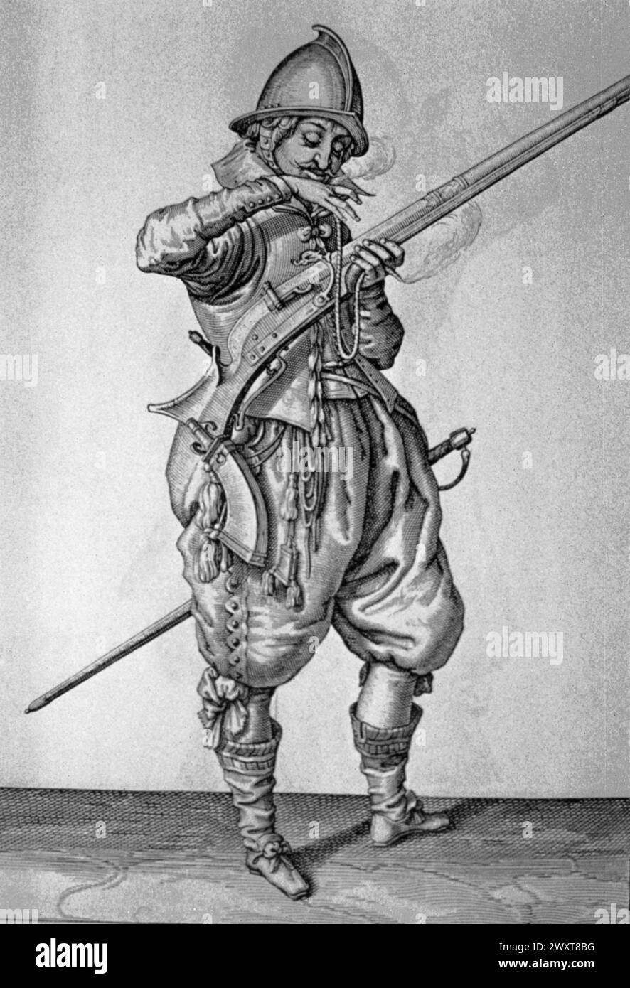 Ein Fußoldier oder Landsquenet in der Armee von Prinz Maurice von Orange, der sich darauf vorbereitet, eine Muskete abzufeuern, Stich des niederländischen Künstlers Jacob de Gheyn, 16. Jahrhundert Stockfoto