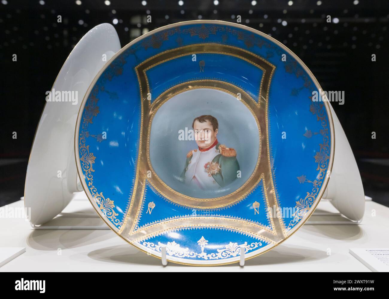 Vintage-Gericht mit Porträt von Napoleon Bonaparte, Moskau, Staatliches Historisches Museum, Russland Stockfoto