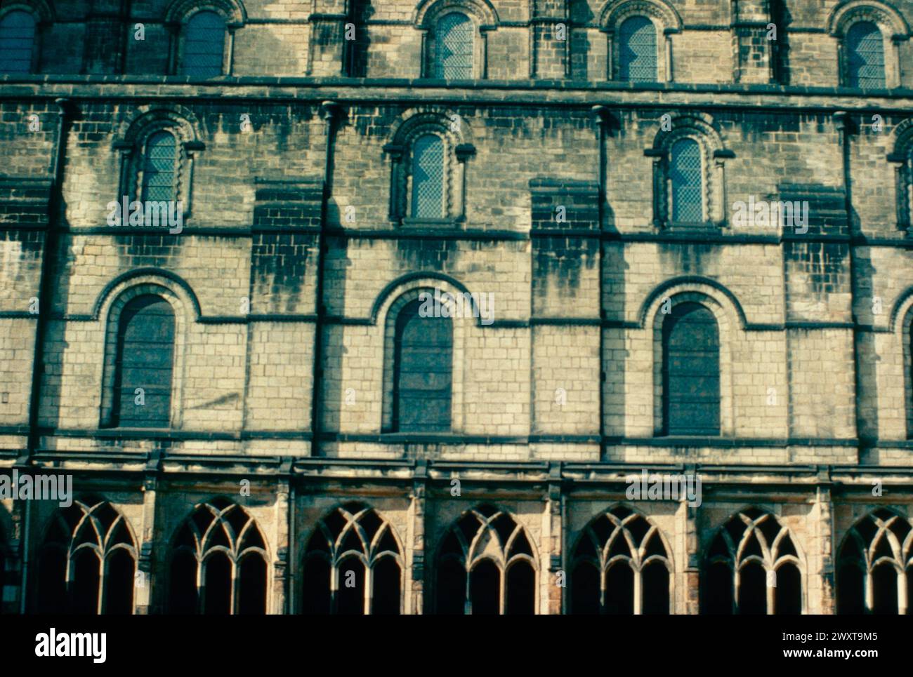 Romanische Fenster in der Durham Cathedral, England 1980er Jahre Stockfoto