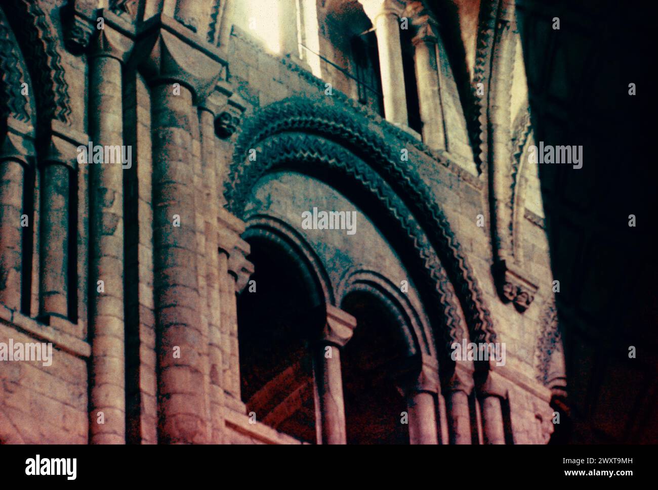 Romanischer Bogen in der Durham Cathedral, England 1980er Jahre Stockfoto