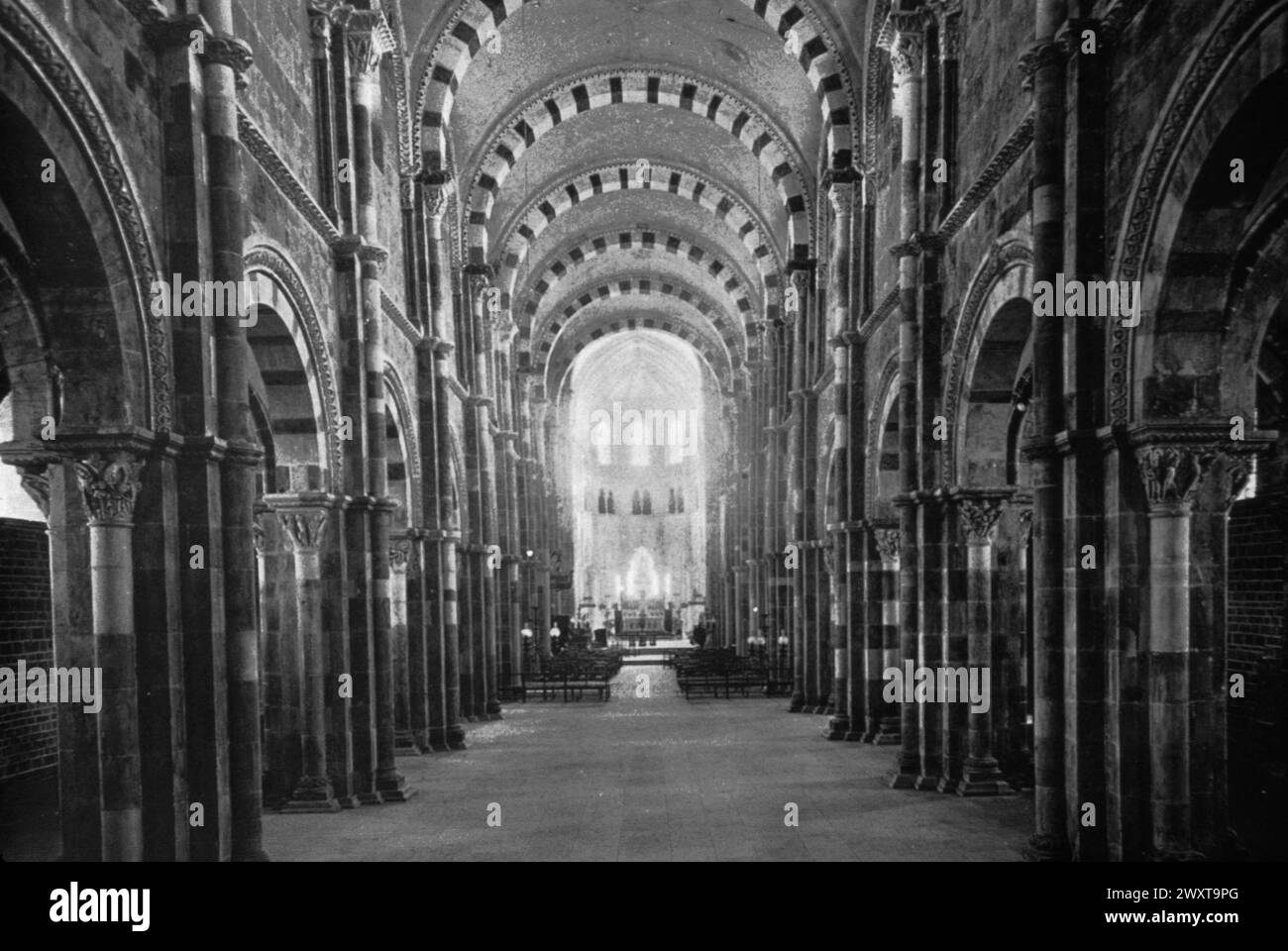 Innenansicht der Abteikirche Madeleine, Vezelay, Frankreich 1980er Jahre Stockfoto