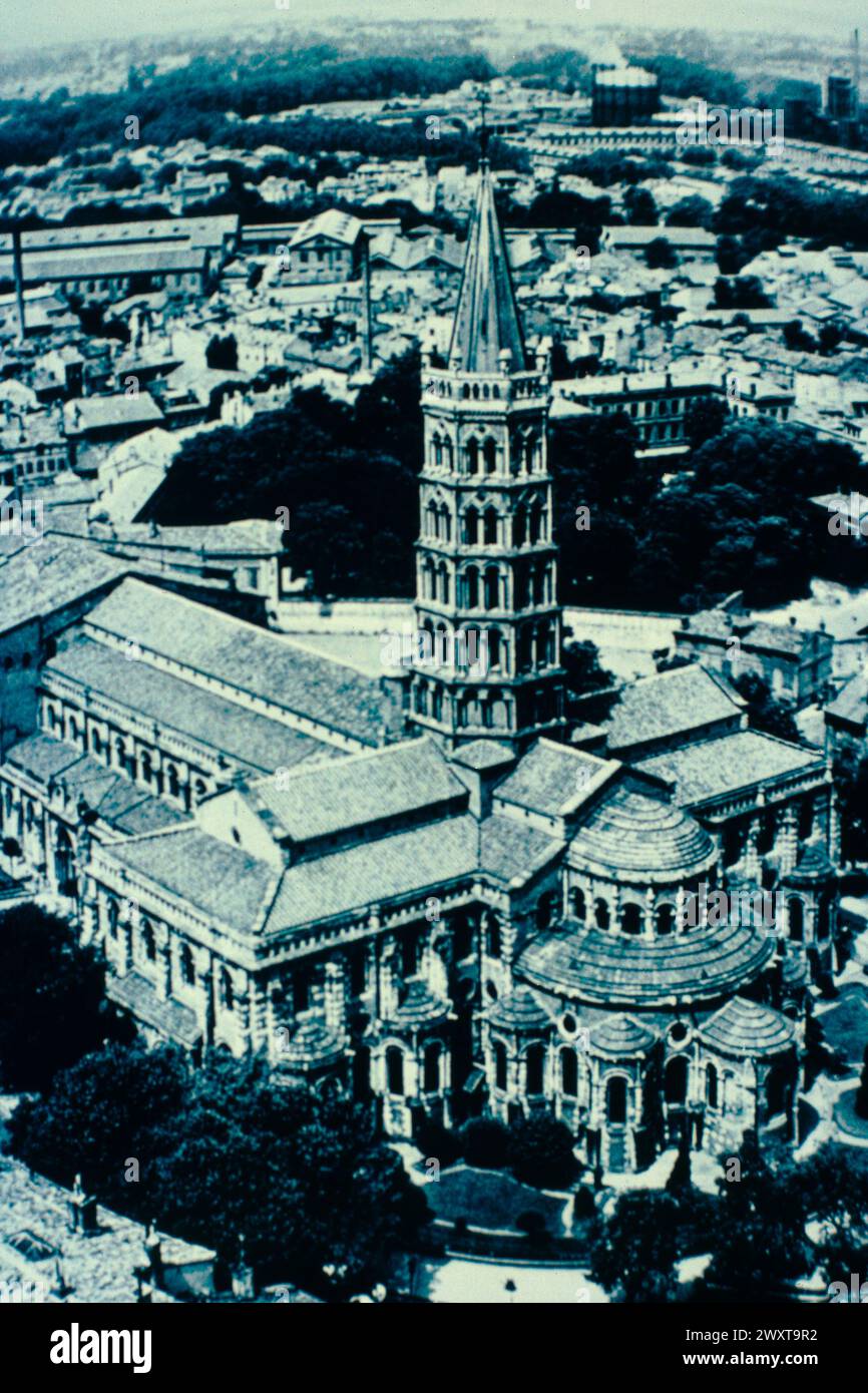 Blick aus der Vogelperspektive auf die Kirche St. Sernin, Toulouse, Frankreich 1980er Jahre Stockfoto