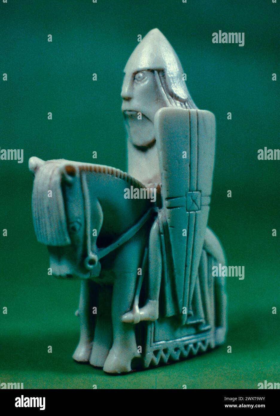 Skandinavischer romanischer normannischer Ritter Teil des Schachspiels, Walrus Elfenbein, 12. Jahrhundert Stockfoto