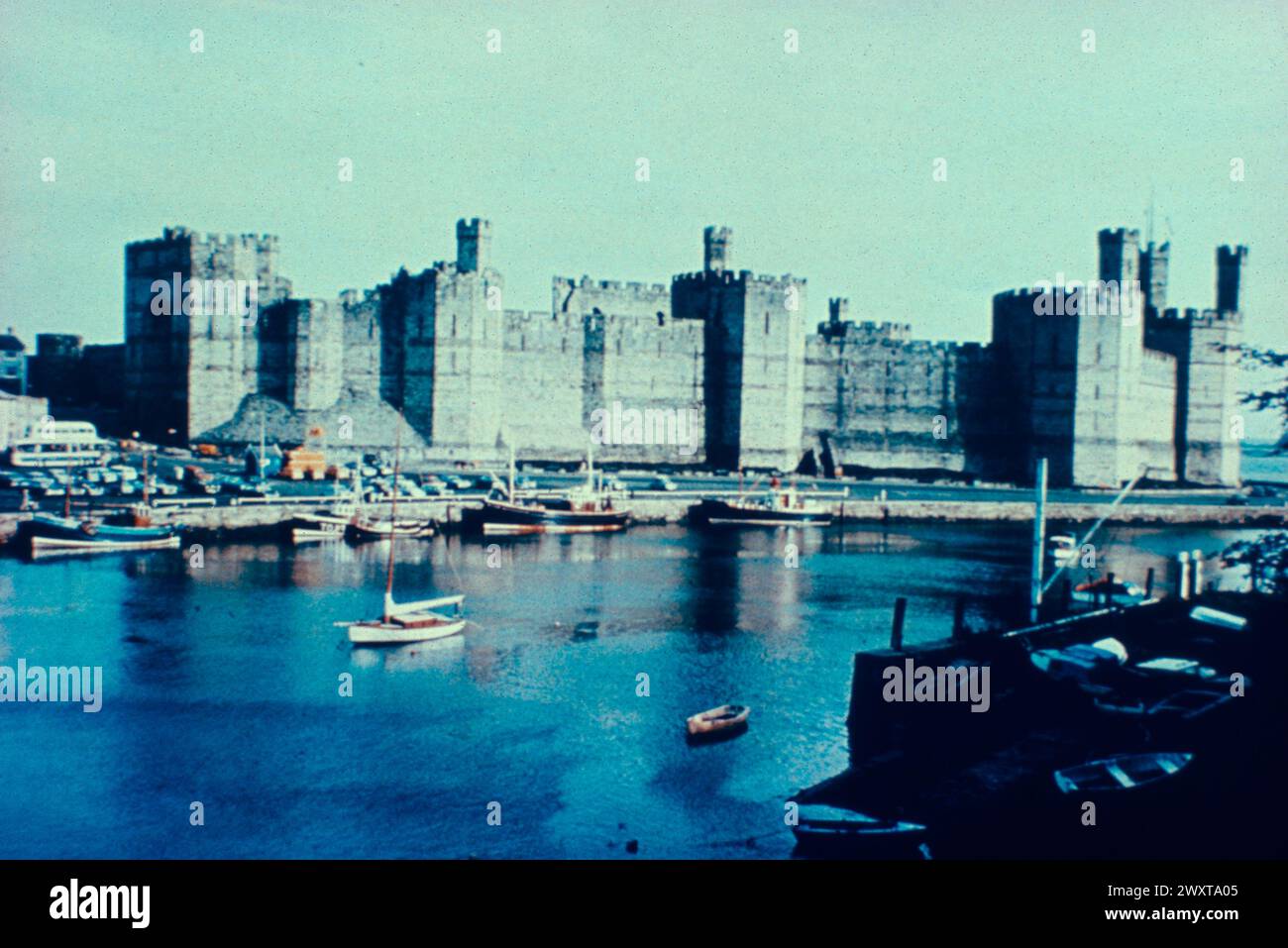 Blick auf Caernarvon Castle, Wales 1980er Jahre Stockfoto
