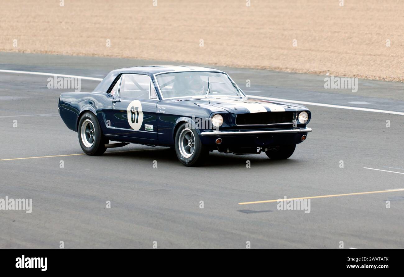 James Thorpe und Phil Quaife's Blue and White, 1965, Ford Mustang, während der Adrian Flux Trophy für das Transatlantic Pre'66 Touring Cars Race Stockfoto