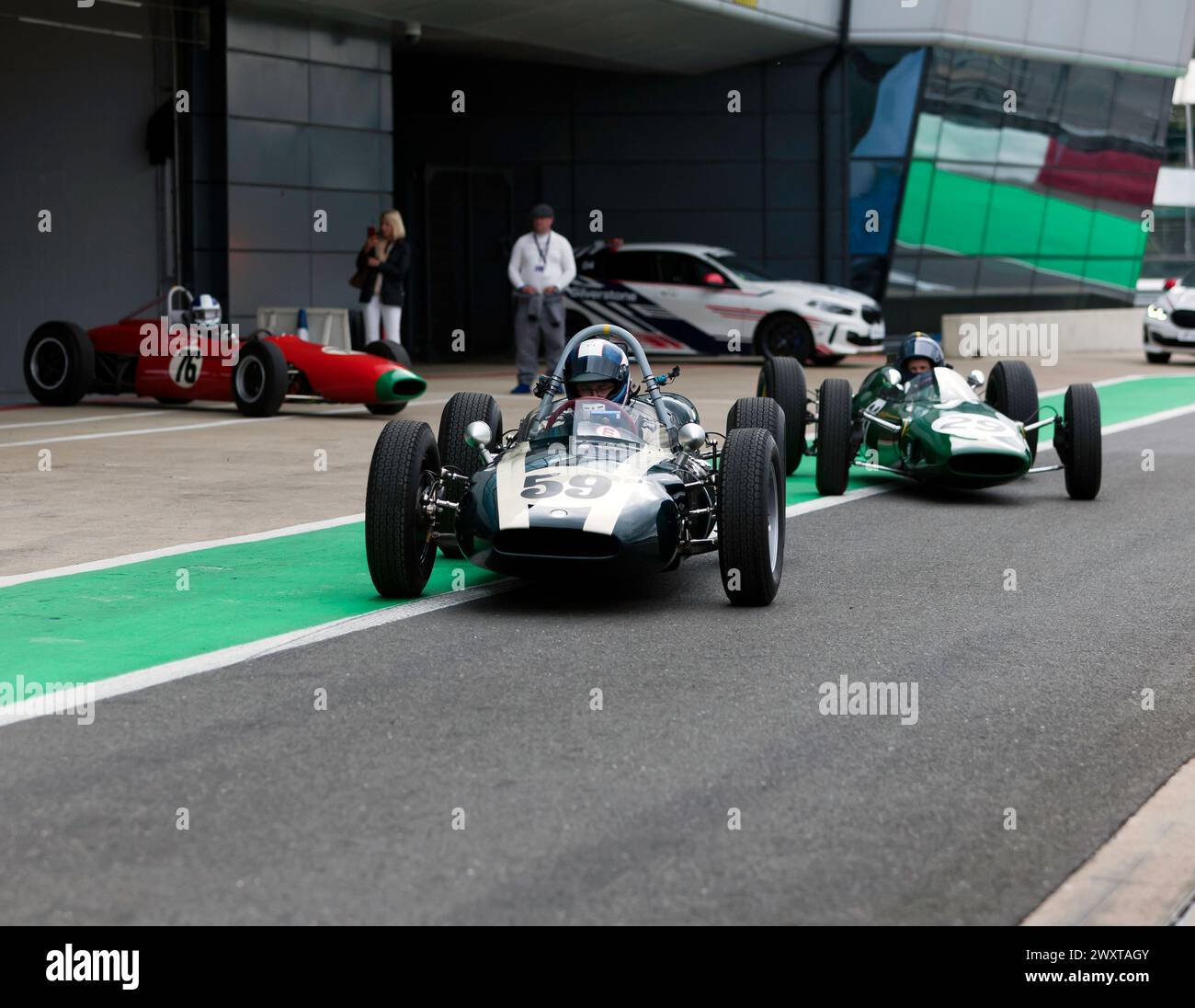 Charlie Martin fuhr mit seinem Green, 1960, Cooper T53, die Boxengasse vor dem Start des HGPCA Grand Prix Race mit Heckmotor vor dem Jahr 66 Stockfoto