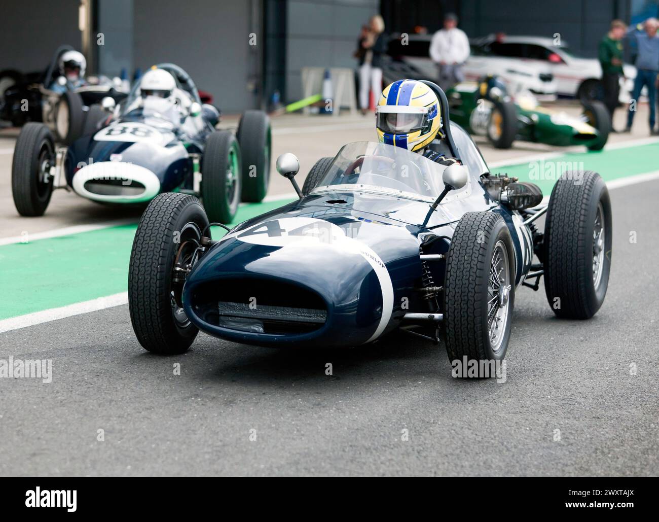 Russell McCarthy fuhr mit seinem Blue and White, 1960, Walker Special, die Boxengasse vor dem Start des HGPCA 66 Grand Prix Race mit Heckmotor Stockfoto