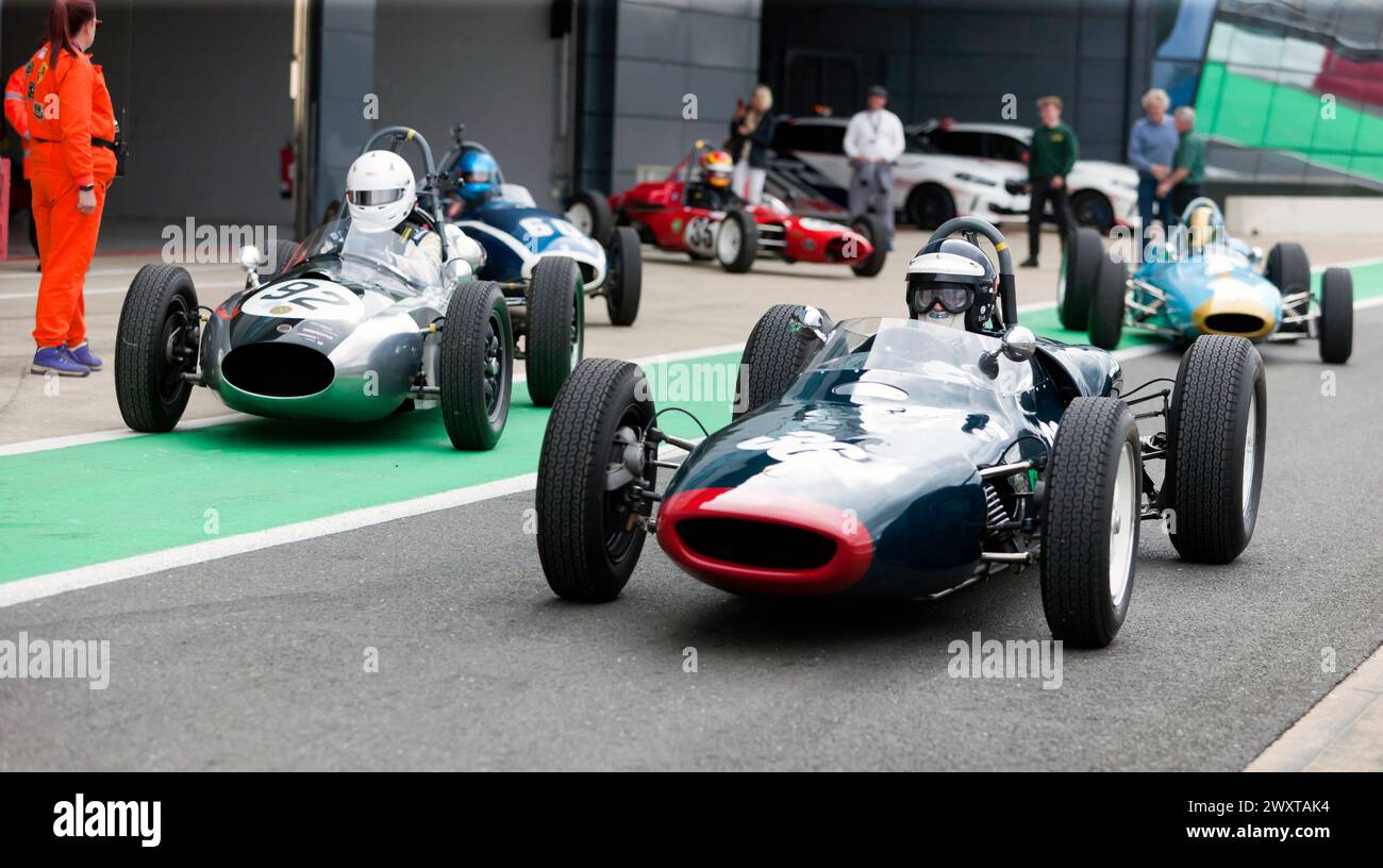 Erik Staes fuhr seinen 1961er Lotus 18/21 vor dem Start des HGPCA Grand Prix Cars Race vor 66 auf dem Silverstone Festival 2023 Stockfoto