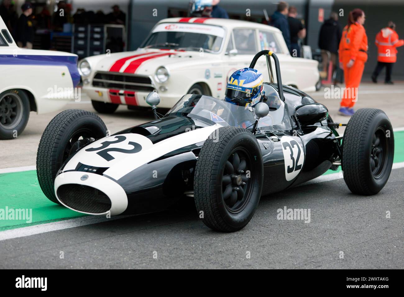 Guy Plante, in seinem Cooper T45, vor dem Start des HGPCA-Rennens mit Heckmotor, Pre'66 Grand Prix Cars Race beim Silverstone Festival 2023 Stockfoto