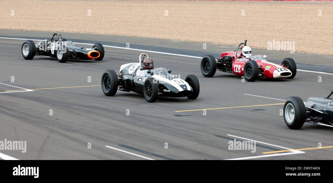 Rennsport während des HGPCA-Rennens vor dem Grand Prix Cars Race vor dem Jahr 66 beim Silverstone Festival 2023 Stockfoto