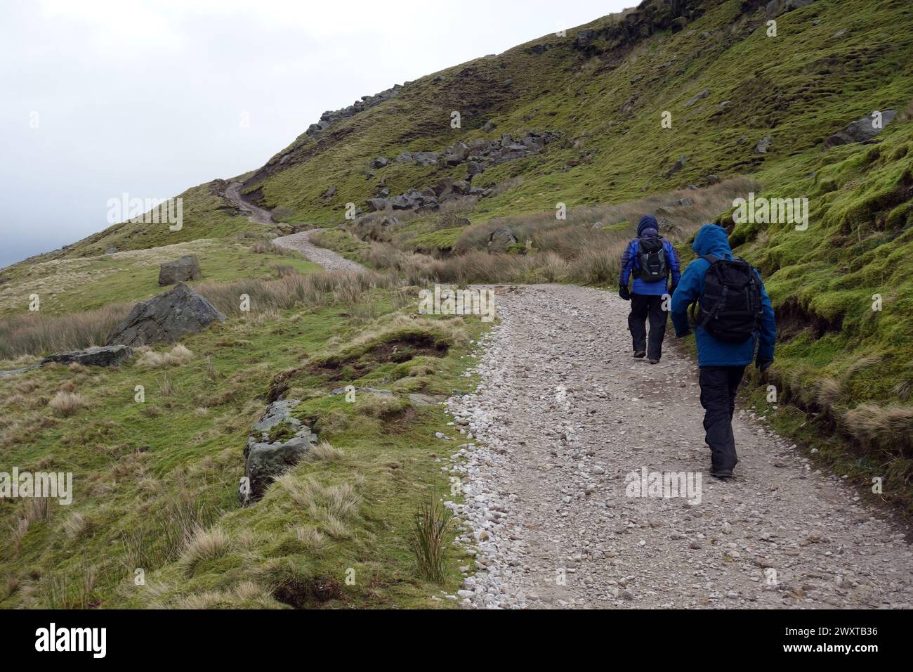 Two Men (Wanderer) gehen bergauf auf auf einem Track vom Scar House Reservoir nach Middlesmoor auf dem Nidderdale Way, Yorkshire Dales National Park, England, Großbritannien. Stockfoto