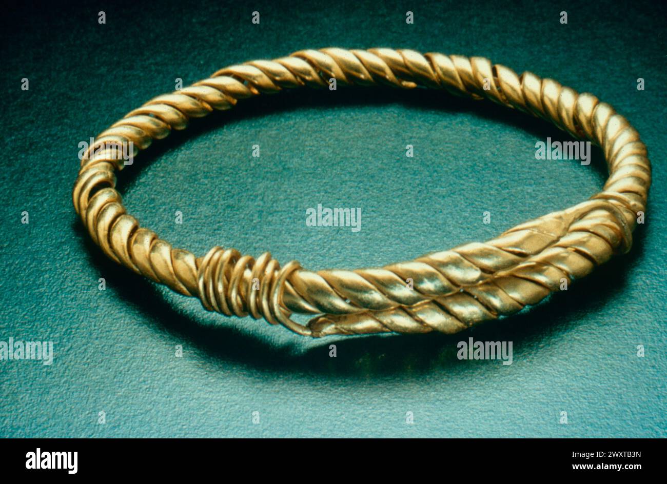 Verdrehte Stränge altes römisches Goldarmband, 300 n. Chr Stockfoto