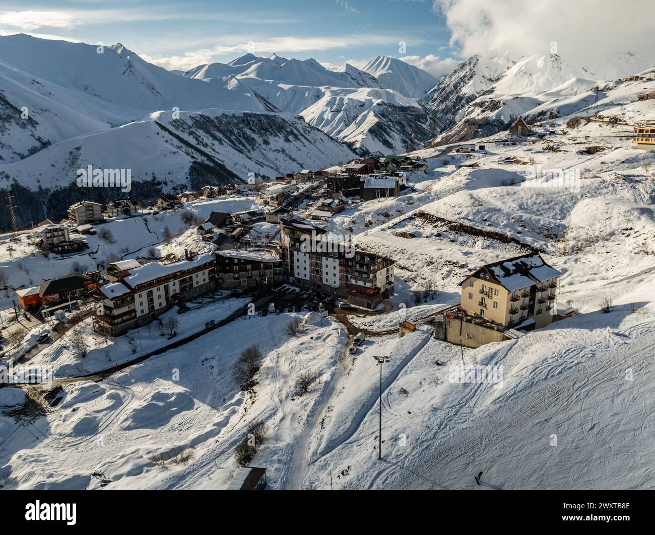 Luftaufnahme von der Drohne auf das Skigebiet Gudauri im Winter. Kaukasusgebirge in Georgien. Gudauri Village Panorama Mit Skigebiet Hintergrund Von Aerial Pers Stockfoto