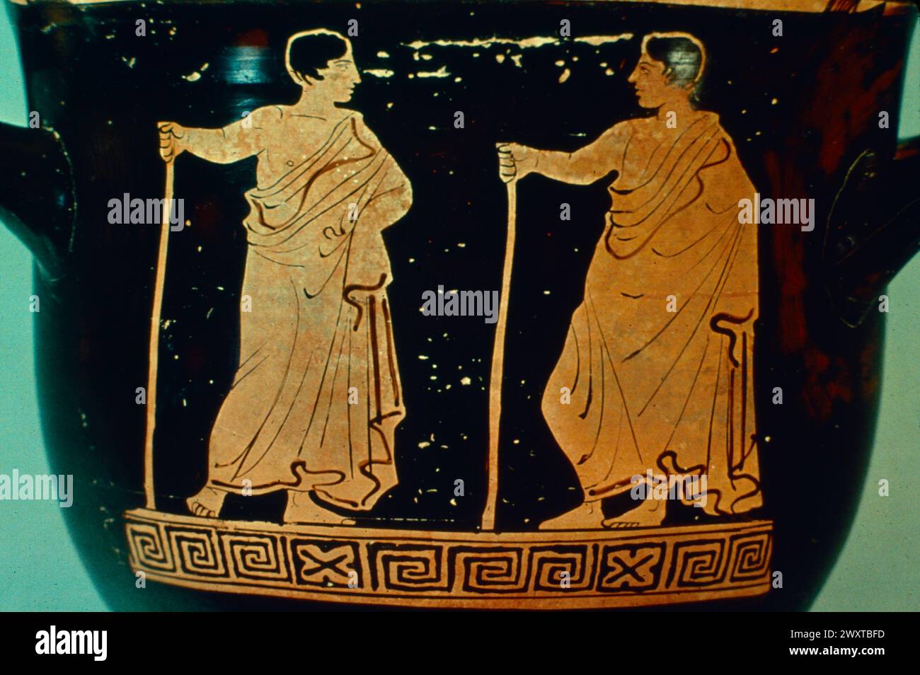 Zwei stehende griechische männliche Figuren, wahrscheinlich Schauspieler, Gemälde auf antiken Töpferwaren, Griechenland 400 v. Chr Stockfoto Zwei stehende griechische männliche Figuren, wahrscheinlich Schauspieler, Gemälde auf antiken Töpferwaren, Griechenland 400 v. Chr Stockfoto