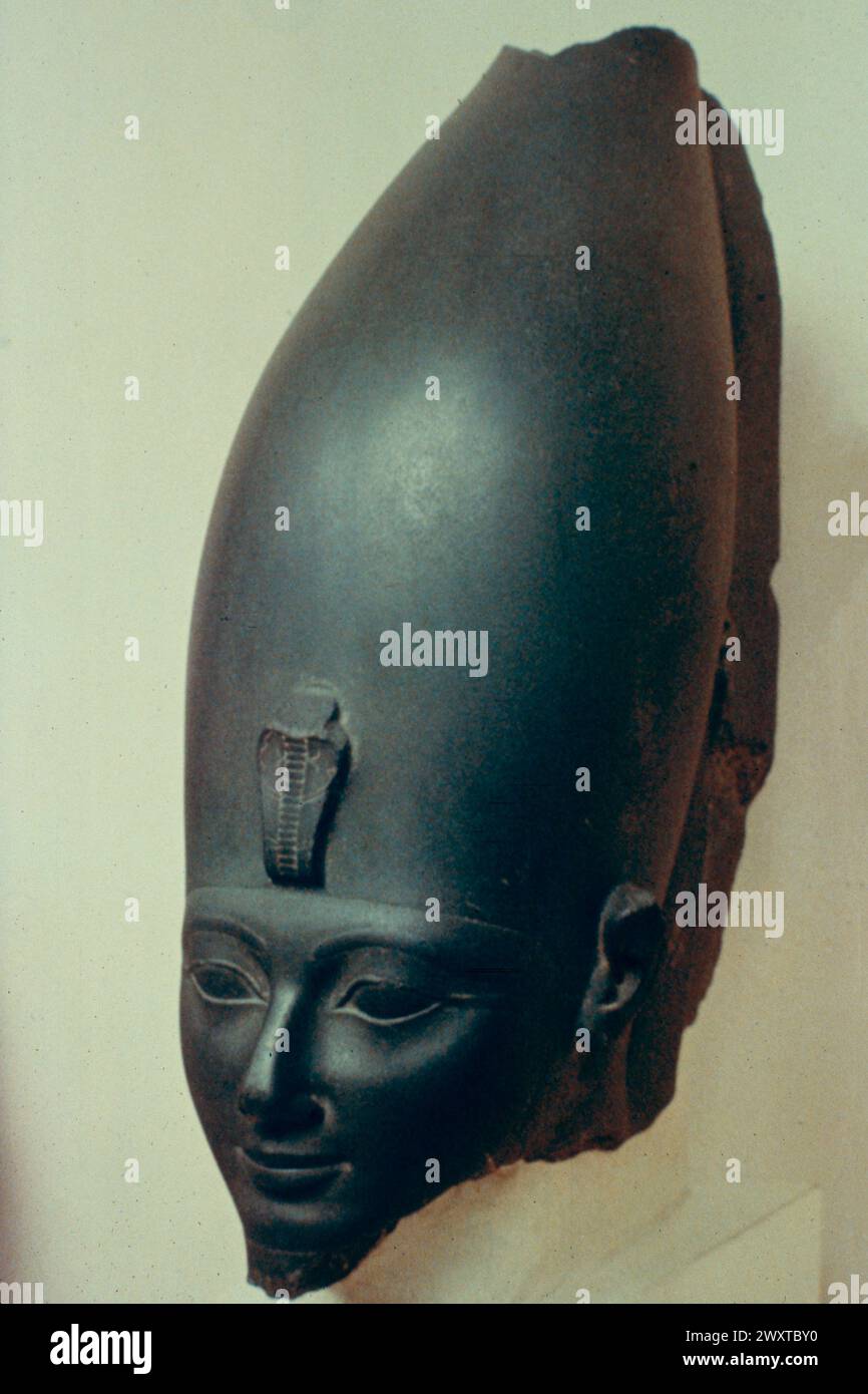 Antike ägyptische Pharao Tuthmosis III. Schwarze Schieferfelsenstatue, Ägypten 1400 v. Chr Stockfoto