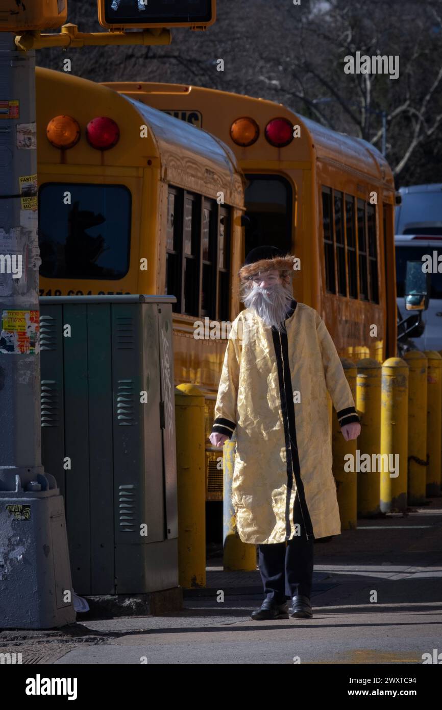 Ein jüdischer junger Mann in seinem Purim-Kostüm auf Wythe Ave.in Williamsburg, Brooklyn, New York. Stockfoto