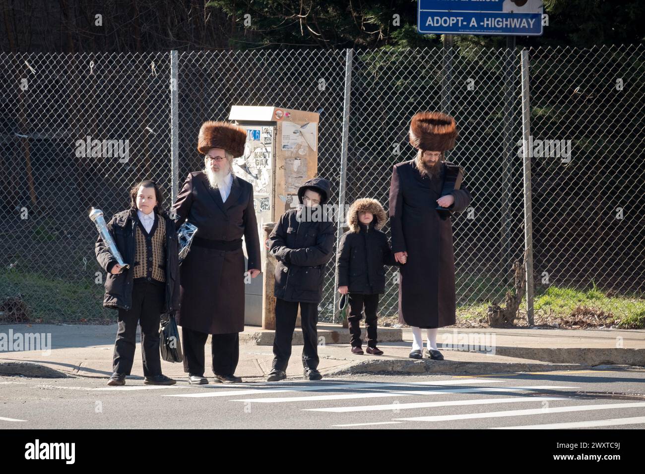 In Purim 2024 ziehen orthodoxe Juden unterschiedlichen Alters nach Hause, nachdem sie mit den älteren Männern Gottesdienste getragen haben. In Brooklyn, New York. Stockfoto