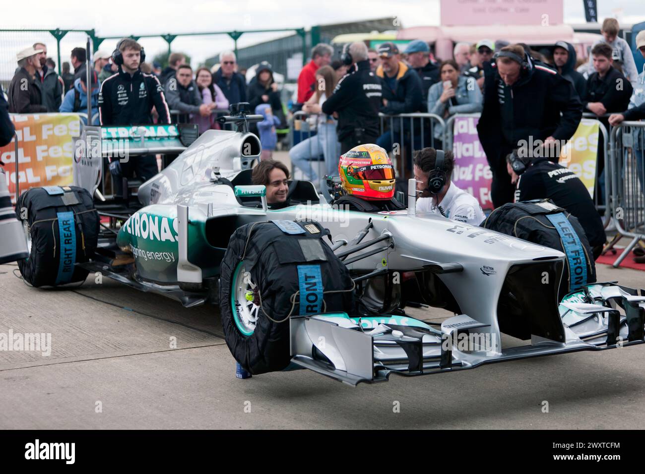 Esteban Gutierrez bereitet sich vor, Lewis Hamilton's, Mercedes F1 W04, für die 75-jährige Demonstration von Post '66, Grand Prix in Silverstone, zu fahren Stockfoto