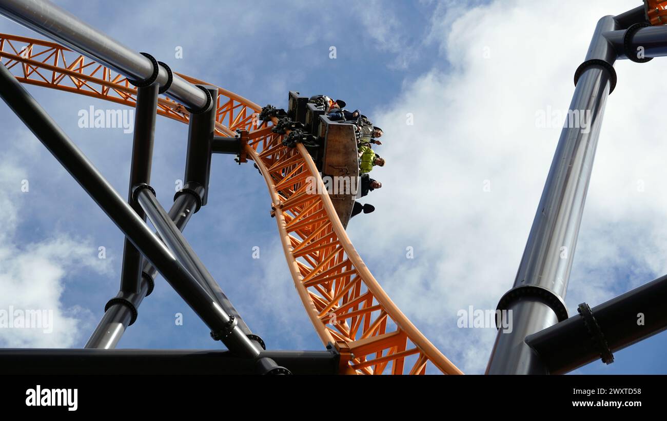 Kasterlee, Belgien-22. September 2023: Jugendliche haben Spaß auf einer Fahrt mit der Achterbahn „Fury“ im Freizeitpark „Bobbejaanland“. Menschen genießen das Stockfoto