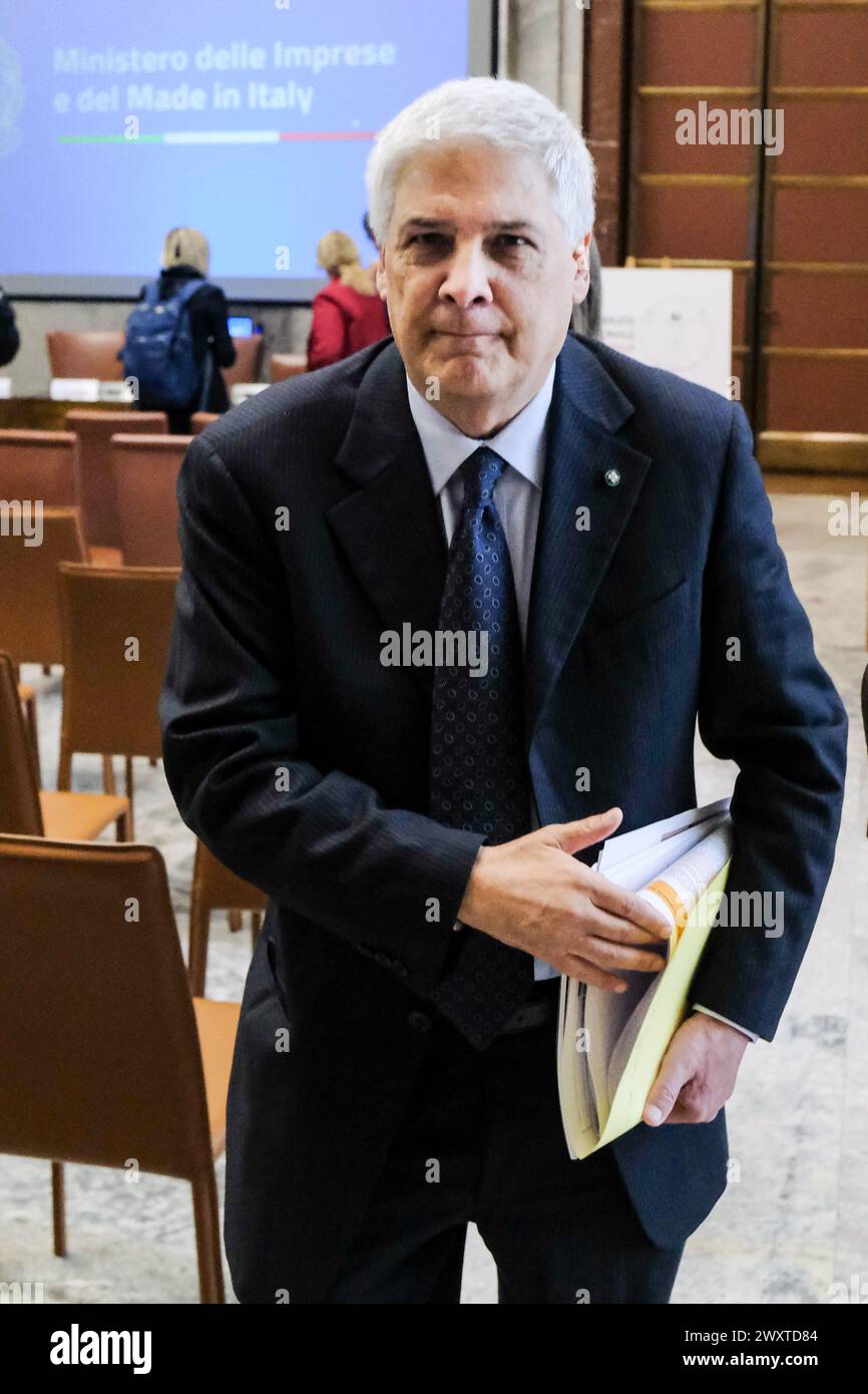 Roberto Luongo, consigliere del Ministro Urso, durante la präsentazione della Prima Giornata del made in Italy che si terrà ogni 15 aprile anniversario della nascita di Leonardo da Vinci, evento tenutasi presso il MIMIT A Roma, Martedì 02 April 2024 (Foto Mauro Scrobogna/LaPresse) Roberto Luongo, berater des Ministers Adolfo Urso, anlässlich der Veranstaltung des ersten Made in Italy Day, der jeden 15. April der Geburt von Leonardo da Vinci stattfindet, Veranstaltung im MIMIT in Rom, Dienstag, den 2. April 2024 (Foto: Mauro Scrobogna/LaPresse) Stockfoto