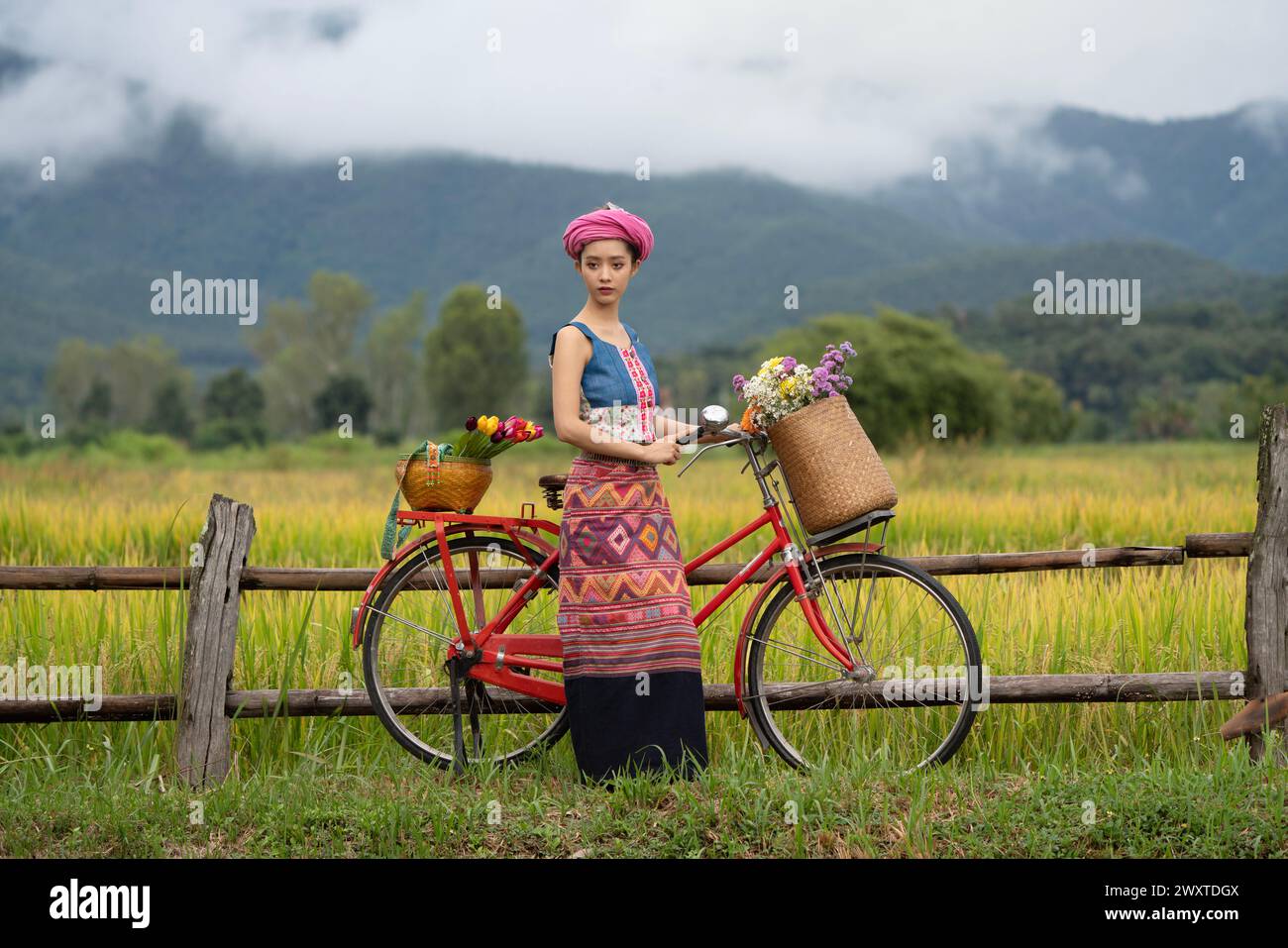 Wunderschöne Tai Lue Frau mit lokaler Kleidung in Chiang-Mai, Thailand. Stockfoto