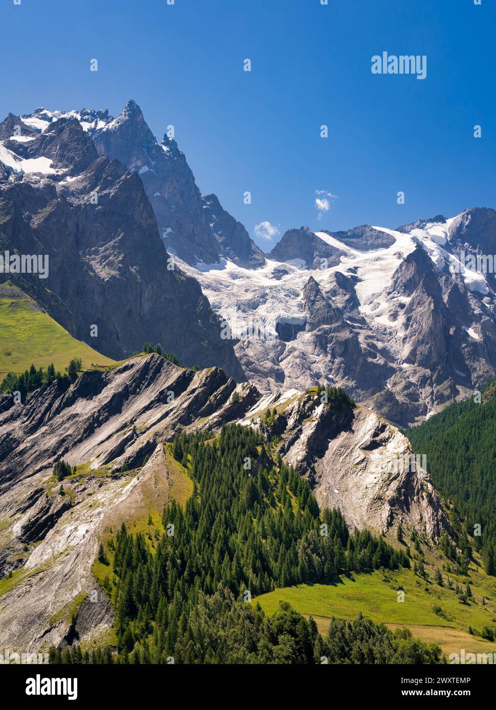 Ecrins-Nationalpark mit La Meije-Gipfel im Sommer. Oisans Massiv, Hautes-Alpes, Französische Alpen, Frankreich Stockfoto