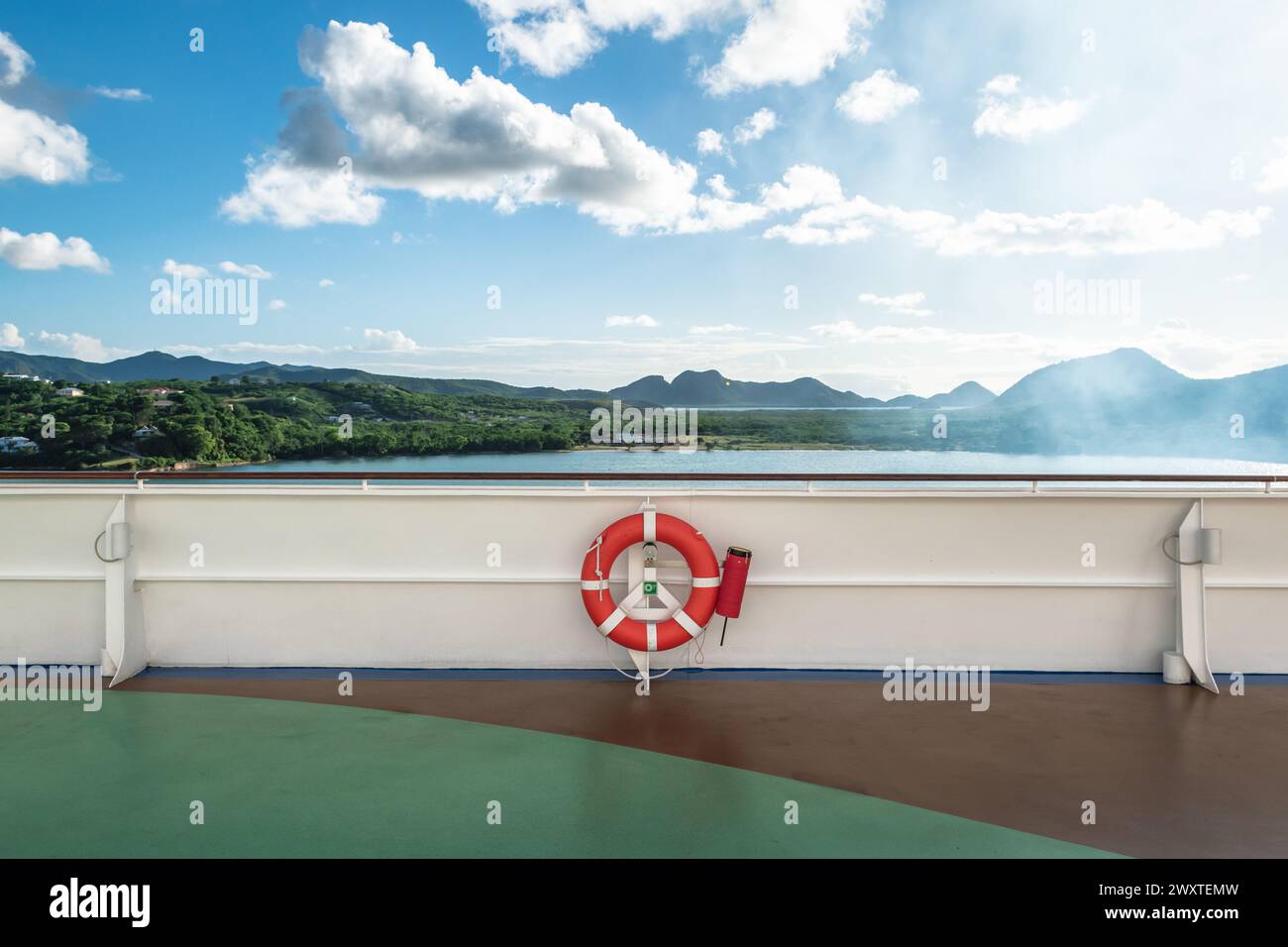 Sicherheitsgeländer und Boje eines Kreuzfahrtschiffes in Antigua, Karibik. Stockfoto