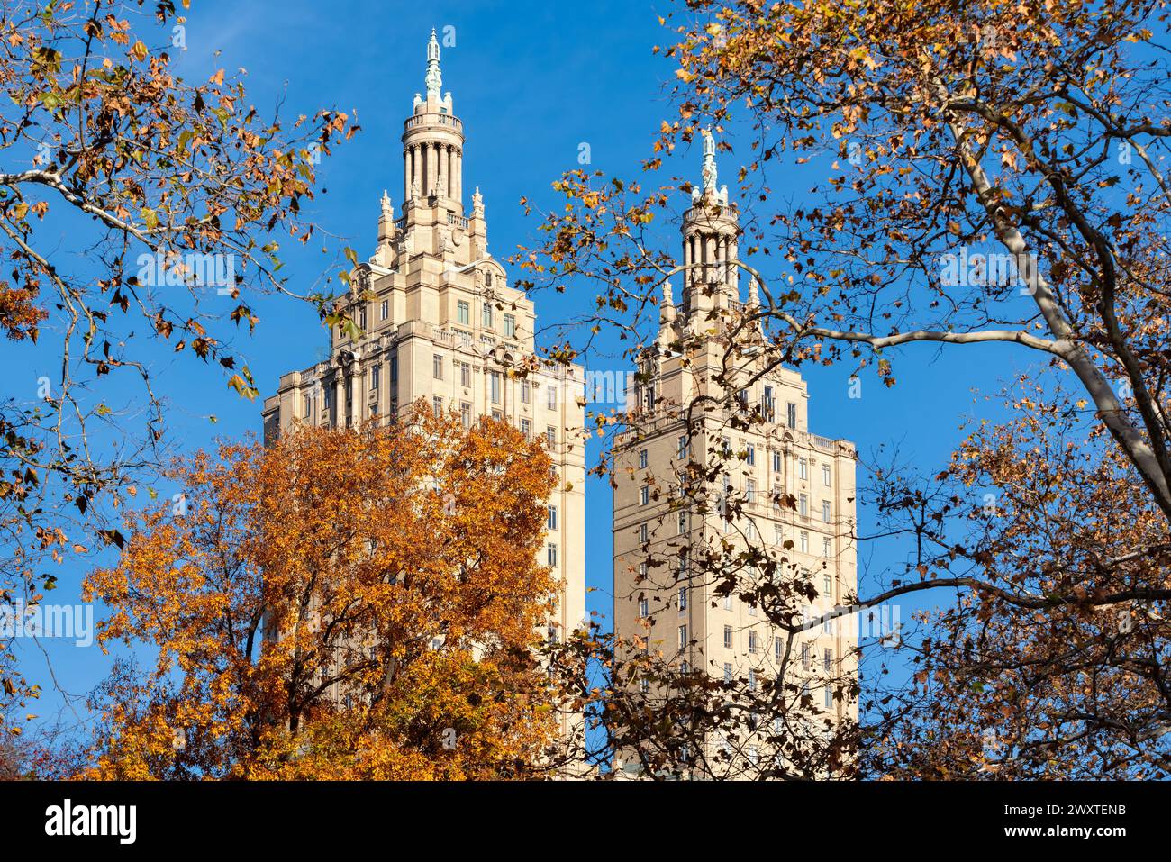 Die beiden Türme des denkmalgeschützten San Remo Gebäudes. Central Park West Historic District mit Herbstlaub, Upper West Side, Manhattan, New York City Stockfoto