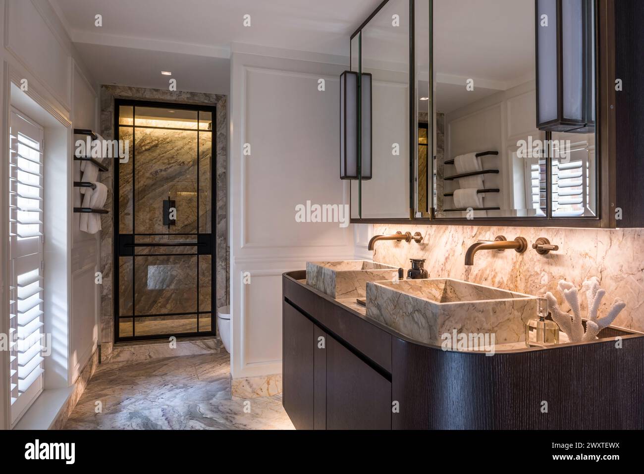 Doppelwaschbecken und Spiegelschränke im modernen Stadthaus, Chelsea, West London, Großbritannien Stockfoto