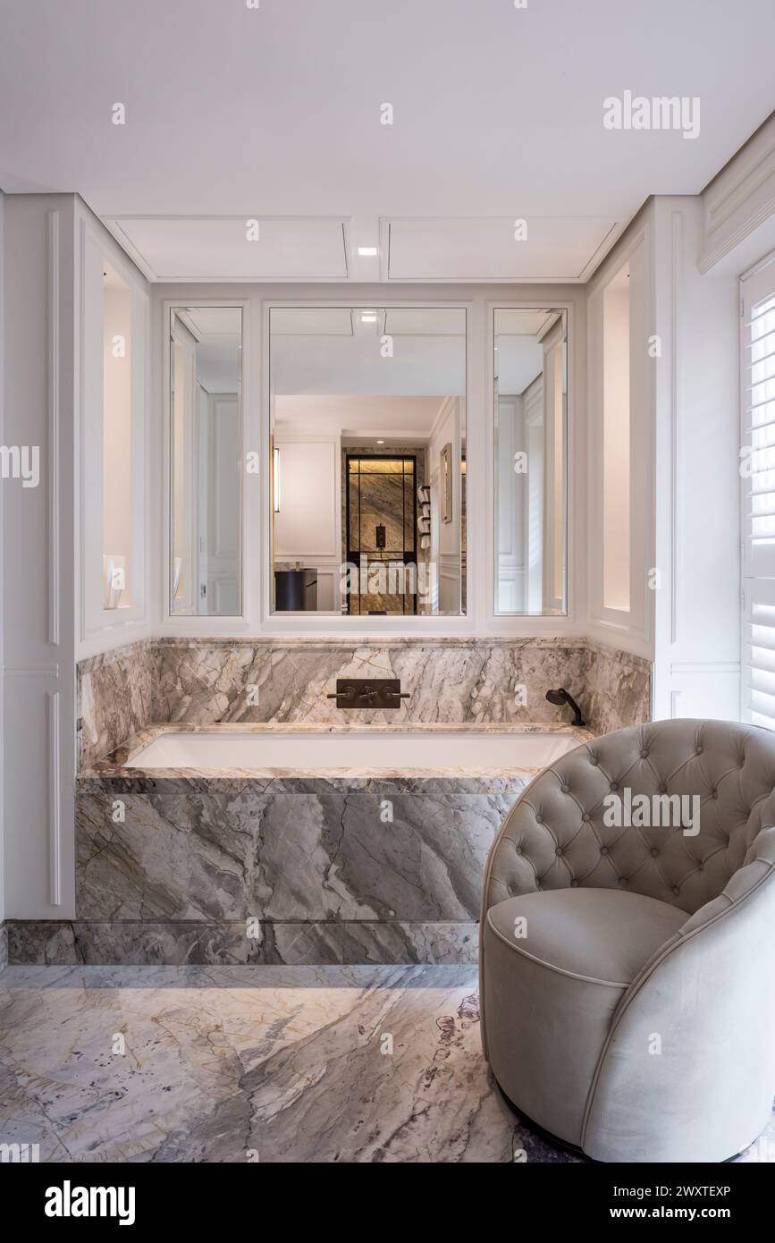 Luxuriöses Badezimmer in modernem Stadthaus, Chelsea, West London, Großbritannien Stockfoto
