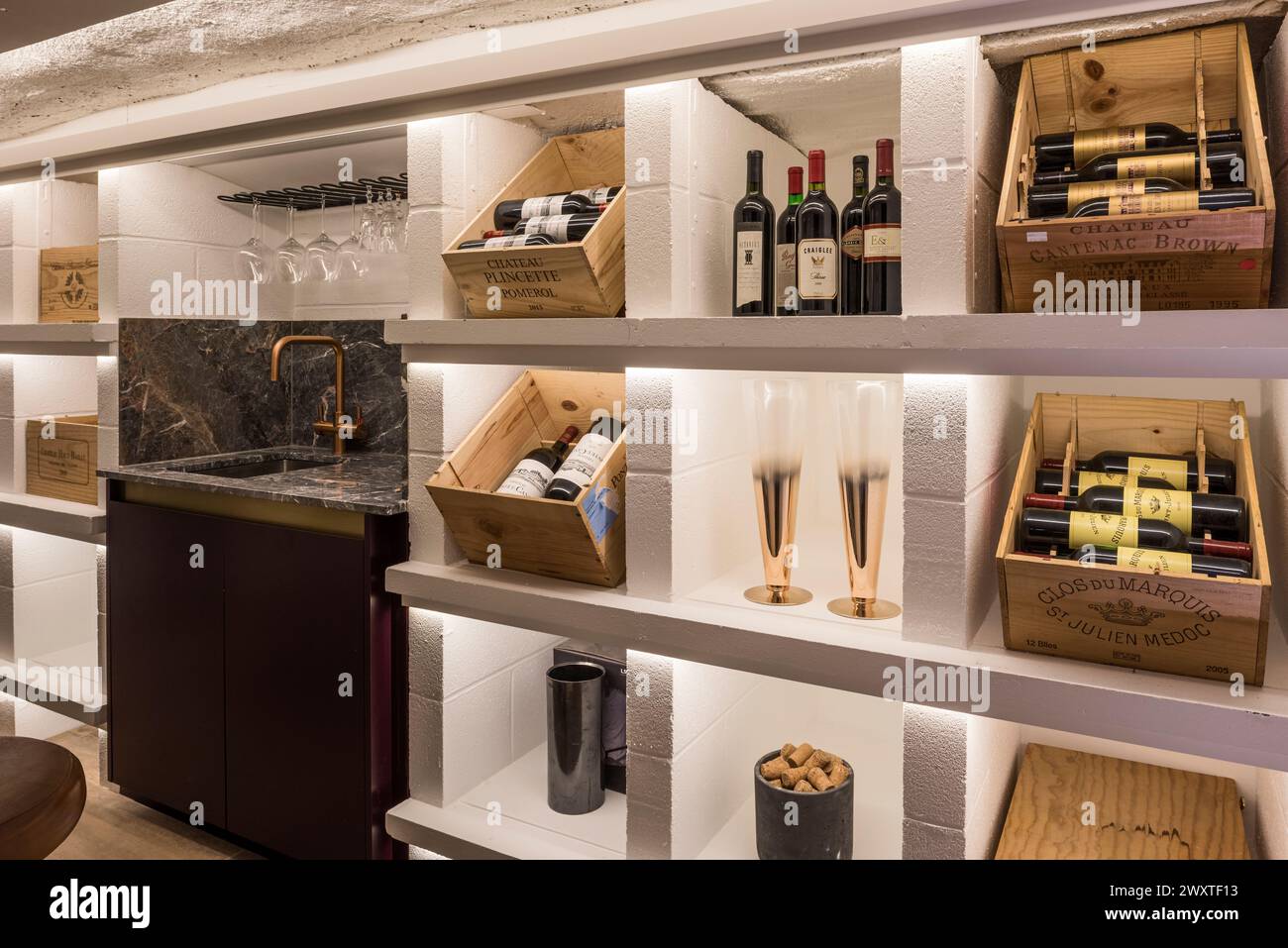 Weinkeller und Lagerkästen im modernen Stadthaus, Chelsea, West London, Großbritannien Stockfoto