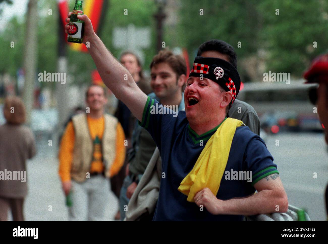 EIN ANHÄNGER SCHOTTLANDS GENIESST EIN BIER AUF DEN CHAMPS ELYSEES IN PARIS. FOTO VON BRIAN HARRIS. 9/6/98 Stockfoto