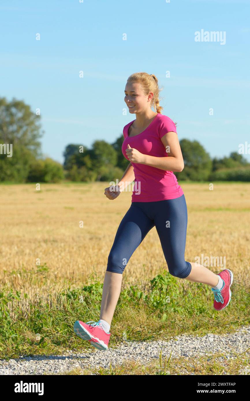 Teenager-Mädchen läuft im Sommer Stockfoto