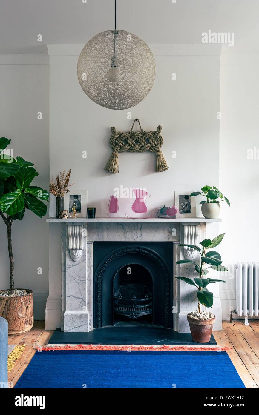 Anhänger Schatten und Pflanzen im East London Wohnzimmer, Großbritannien Stockfoto