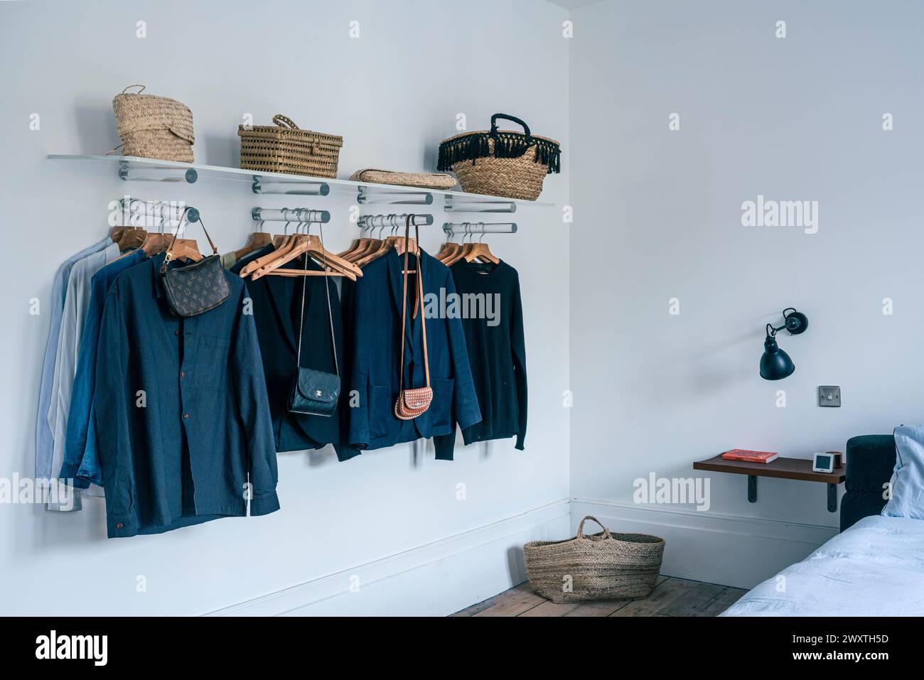 Kapselgarderobe in East London Home, Großbritannien Stockfoto