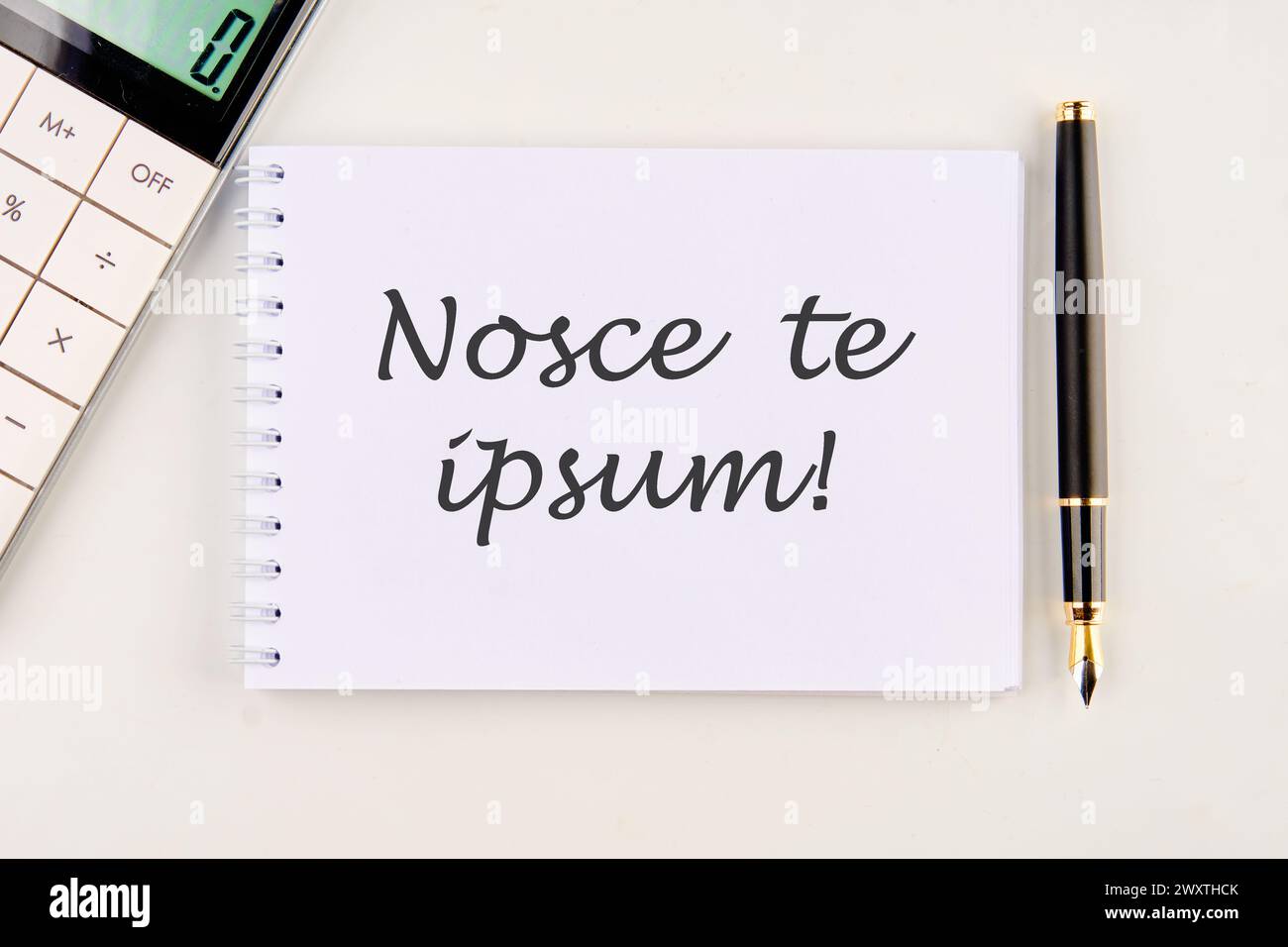 Das lateinische Sprichwort NOSCE TE IPSUM auf einem weißen Notizbuch Stockfoto