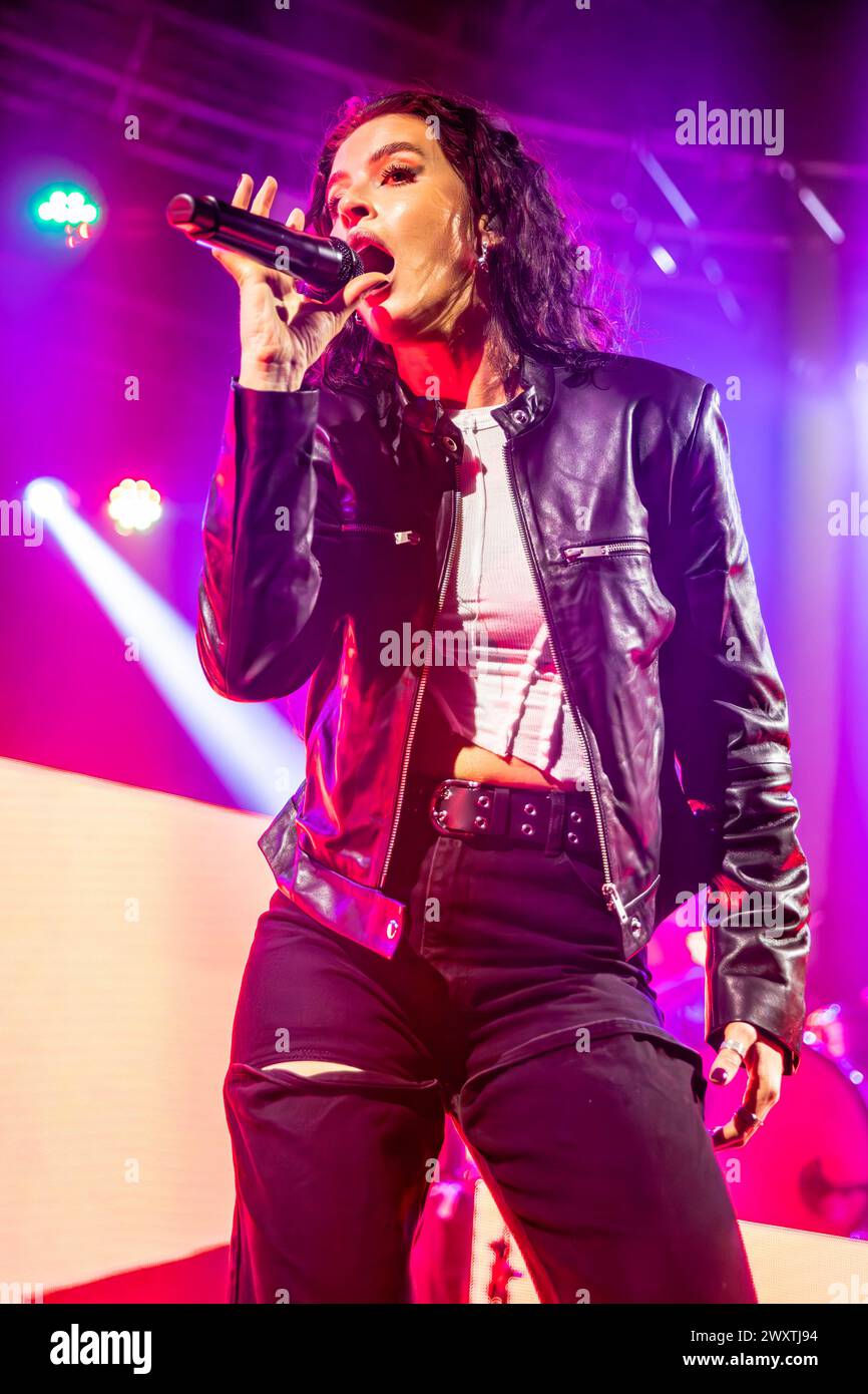 Mailand, Italien. April 2024. Die US-amerikanische Singer-Songwriterin Cari Elise Fletcher, die nur als FLETCHER bekannt ist, tritt live auf der Bühne von Fabrique während der „in Serch of the Antidote Tour“ auf. Vermerk: Rodolfo Sassano/Alamy Live News Stockfoto