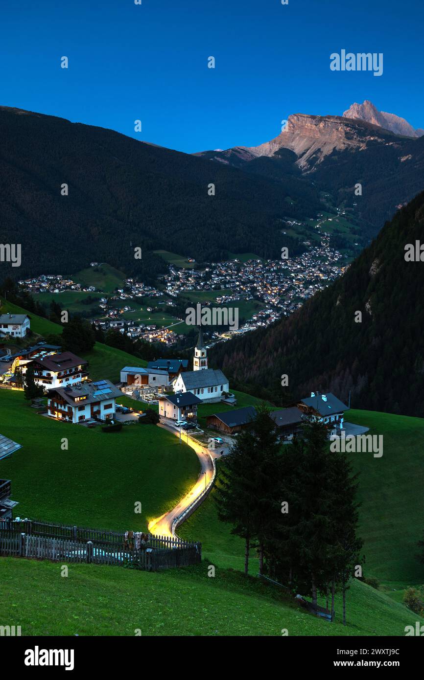Blick über Pufels, Bulla, zum Seceda Berg im Abendlicht, Südtirol Stockfoto