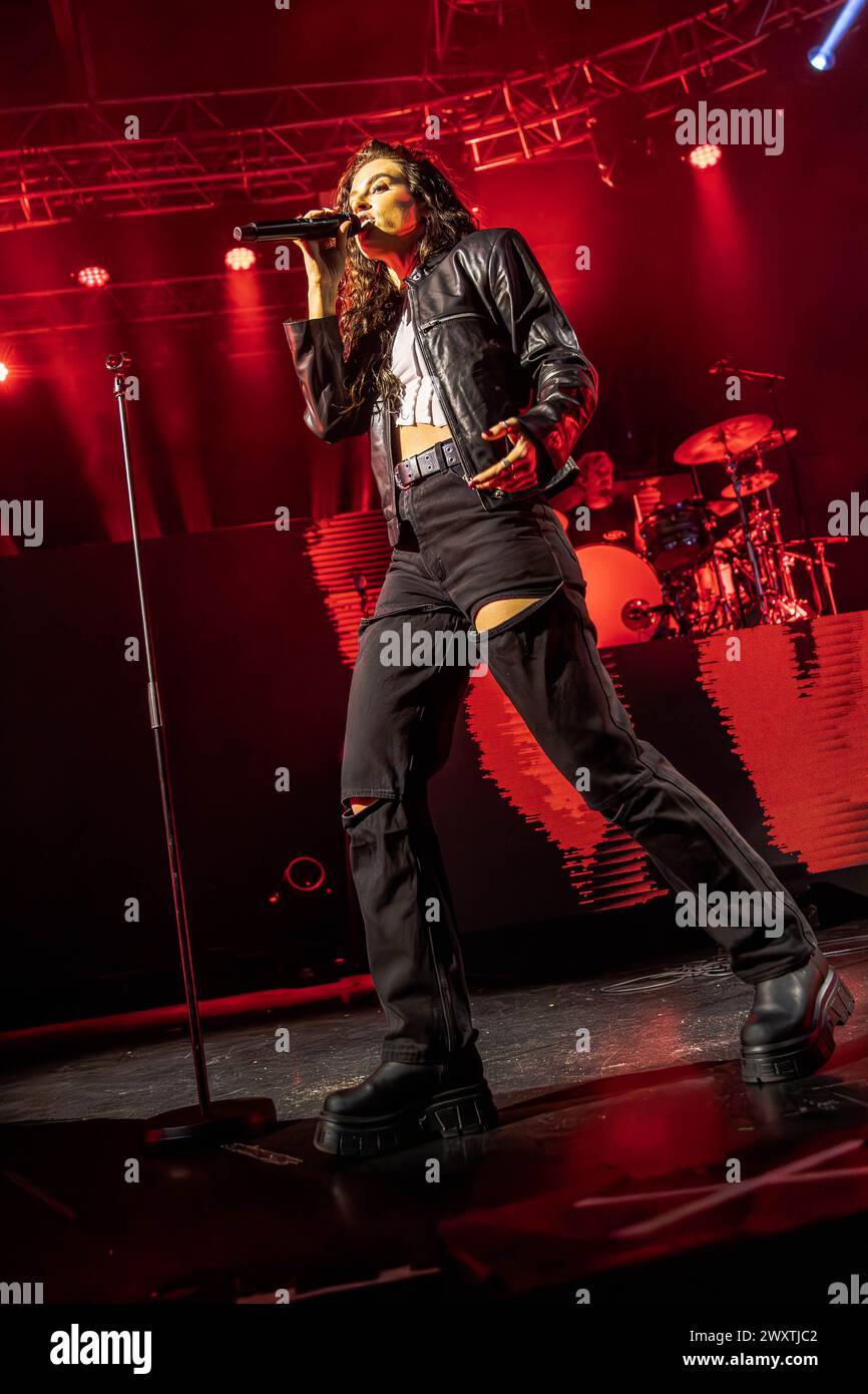 Mailand, Italien. April 2024. Die US-amerikanische Singer-Songwriterin Cari Elise Fletcher, die nur als FLETCHER bekannt ist, tritt live auf der Bühne von Fabrique während der „in Serch of the Antidote Tour“ auf. Vermerk: Rodolfo Sassano/Alamy Live News Stockfoto