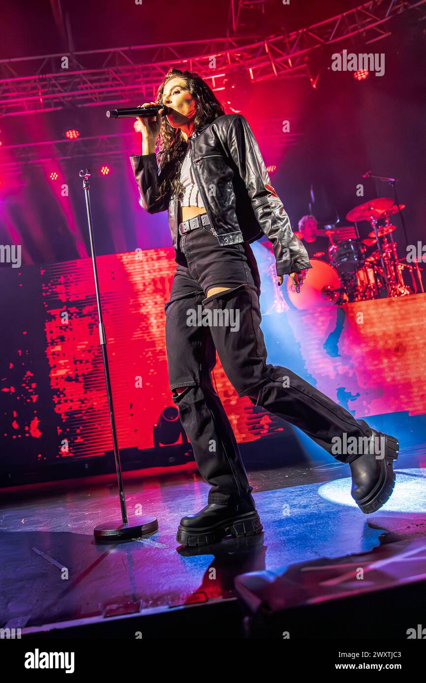 Mailand, Italien. April 2024. Die US-amerikanische Singer-Songwriterin Cari Elise Fletcher, die nur als FLETCHER bekannt ist, tritt live auf der Bühne von Fabrique während der „in Serch of the Antidote Tour“ auf. Vermerk: Rodolfo Sassano/Alamy Live News Stockfoto