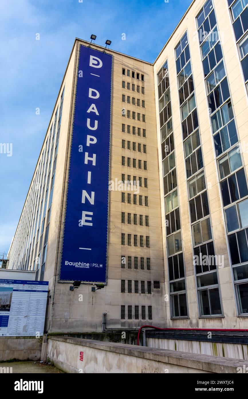 Fassade der Universität Paris Dauphine-PSL, einer französischen öffentlichen Einrichtung, die Mitglied der Universität Paris Sciences Lettres ist Stockfoto