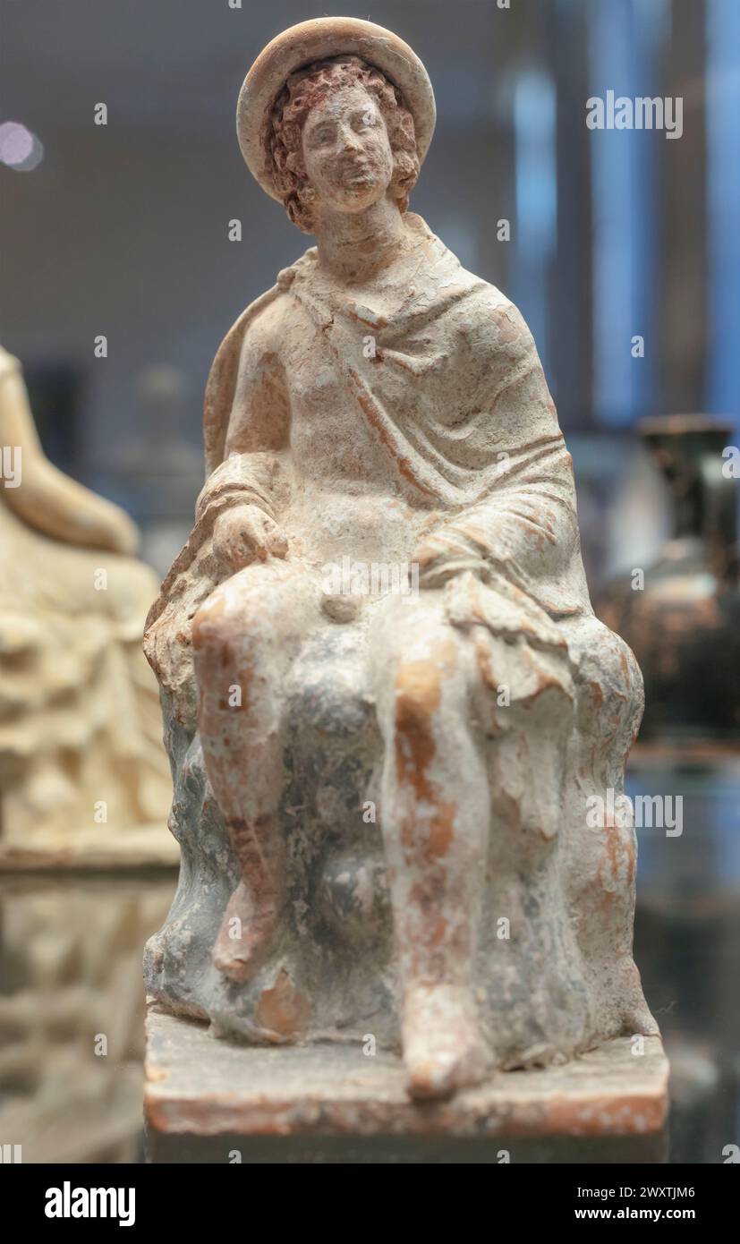 Figur eines sitzenden Jugendlichen, Tanagra, 4. Jahrhundert v. Chr., Puschkin Staatliches Museum der Schönen Künste, Moskau, Russland Stockfoto