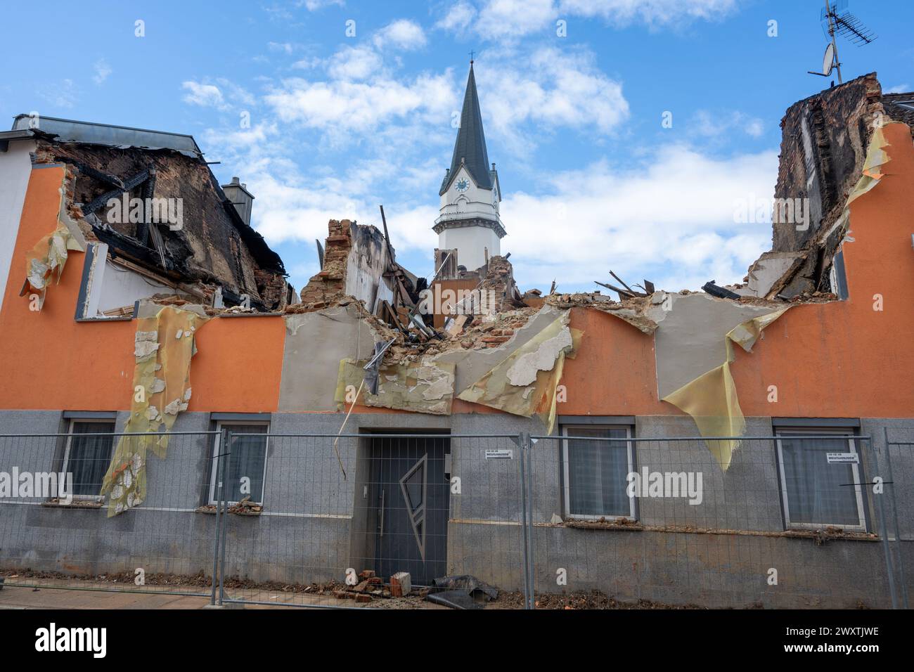 Hofkirchen, Deutschland. April 2024. Ein Haus, das durch Feuer zerstört wurde, steht im Zentrum des Dorfes. Nach Angaben der Polizei hätte noch nicht abgekühlte Holzkohle den verheerenden Brand verursachen können, der fünf Häuser in Hofkirchen bei Passau in Niederbayern zerstörte. Es gibt derzeit keine Hinweise auf absichtliche Brandstiftung, wie die Ermittler am 02.04.2024 mitteilten. Quelle: Armin Weigel/dpa/Alamy Live News Stockfoto