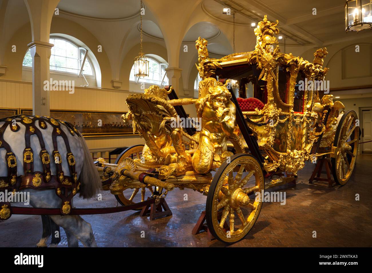 Der Gold State Coach, der von der britischen Royal Family genutzt wurde, wurde in den Royal Mews gelagert Stockfoto