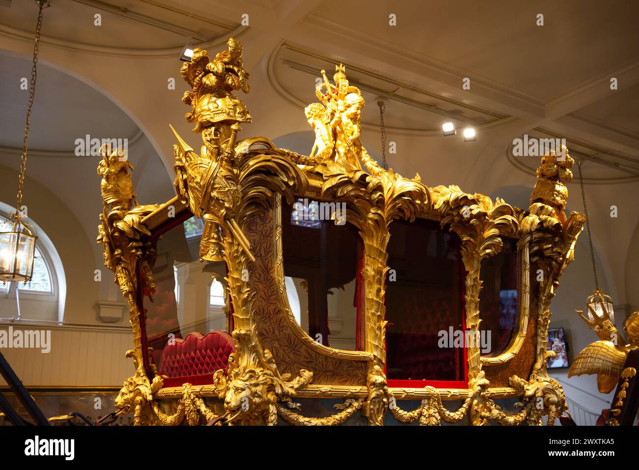 Der Gold State Coach, der von der britischen Royal Family genutzt wurde, wurde in den Royal Mews gelagert Stockfoto