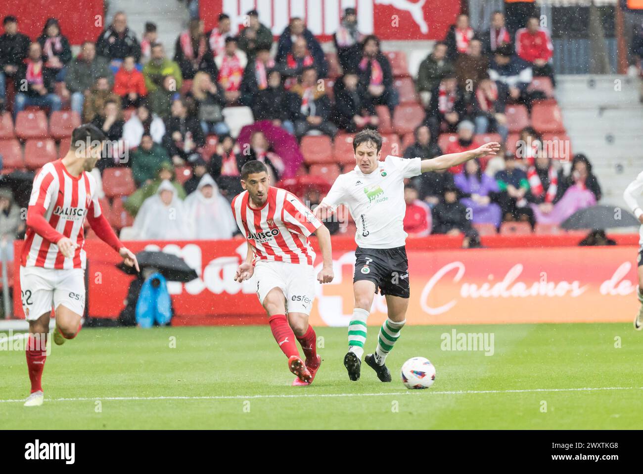 Gijón, Asturien, Nordspanien - LaLiga HYPERMOTION, 2. Liga, Spieltag 33, Real Sporting de Gijón - RC Santander, auf dem Molinón-Feld Stockfoto