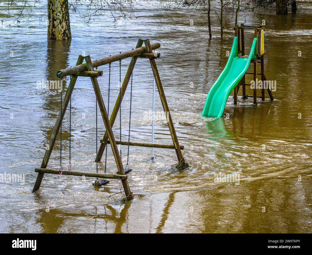 Campingspielplatz überschwemmt, nachdem der Fluss Creuse seine Ufer von starken Regenfällen in der Region platzte - Tournon-Saint-Martin, Indre (36), Frankreich. Stockfoto