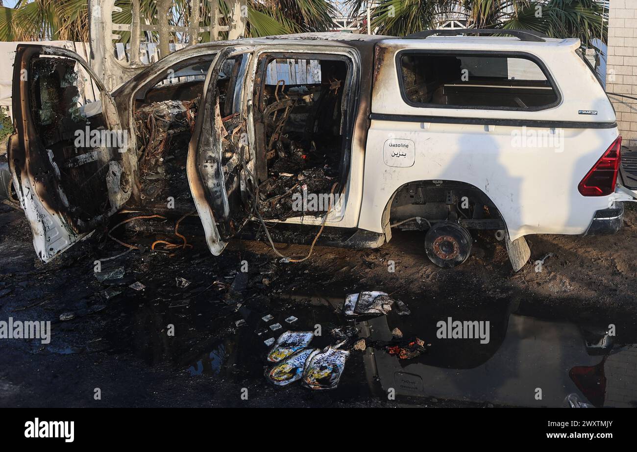 Rafah, Gaza. April 2024. Die Kadaver eines Autos, das von der US-amerikanischen Hilfsorganisation World Central Kitchen benutzt wurde, das am Dienstag, den 2. April 2024, in Deir al-Balah im zentralen Gazastreifen von einem israelischen Streik getroffen wurde. Die internationale Hilfsorganisation für Nahrungsmittelhilfe erklärte am 2. April, dass sie ihre Hilfsmaßnahmen für Gaza unterbricht, nachdem sieben Mitarbeiter in einem "gezielten israelischen Streik" getötet wurden, als sie dringend benötigte Nahrungsmittelhilfe aus Zypern auf dem Seeweg entladen hatten. Foto: Ismael Mohamad/UPI Credit: UPI/Alamy Live News Stockfoto