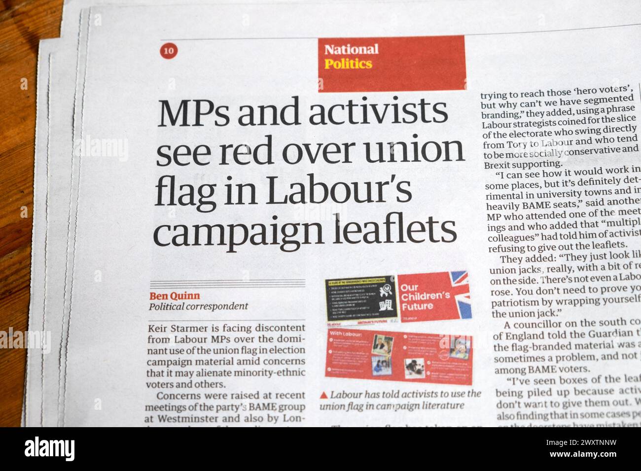 "Abgeordnete und Aktivisten sehen rot über der gewerkschaftsflagge in den Wahlblättern von Labour' Guardian Zeitung Schlagzeilen wahlartikel 30 März 2024 London UK Stockfoto