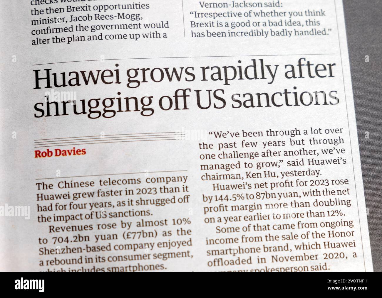 „Huawei wächst schnell, nachdem er die US-Sanktionen mit den Schultern abgetan hat.“ Guardian schreibt die chinesische Telekommunikationsgesellschaft artikel 30 März 2024 London Großbritannien Stockfoto
